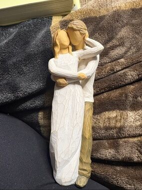 Willow Tree Embrace Couple Sculpture – White and Tan